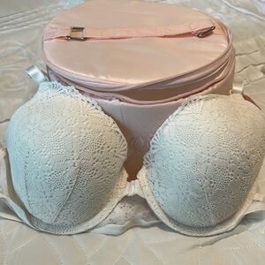 BNWT 36C Victoria Secret Bra with pink Bra keeper